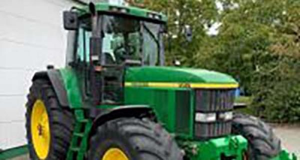 John Deere 7810 met een vast gaspedaal 